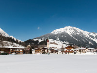 Holzgau und Jöchelspitze im Hintergrund