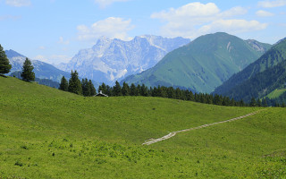  Reuttener Hütte mit Zugspitze