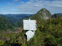 Wegweiser und Höfats im Hintergrund