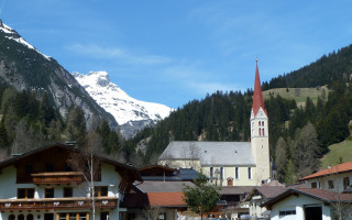  Kirche und Hängebrücke