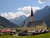 Holzgau im Frühling - Kirche Blick talabwärts