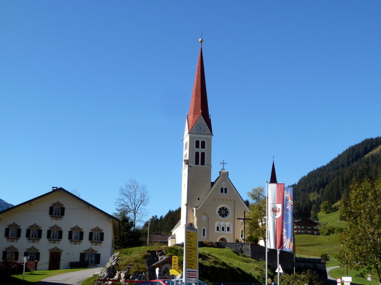  Kirche in Holzgau im Herbst