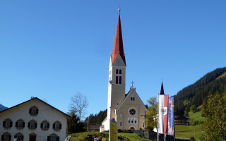  Kirche in Holzgau im Herbst