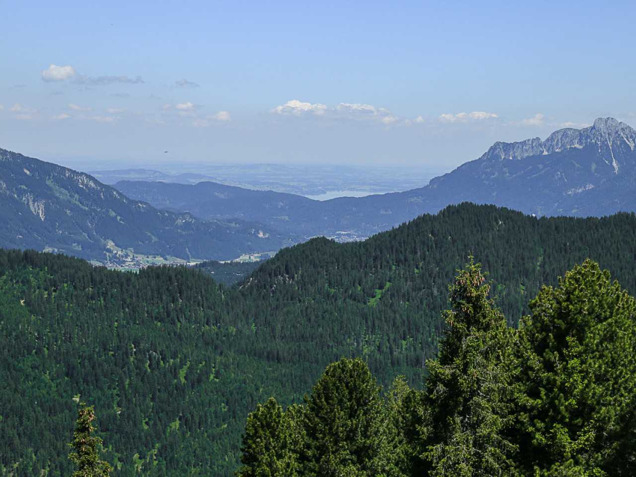  Das Alpenvorland mit Forggensee und Saeuling