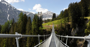  Holzgau im Frühling - Hängebrücke