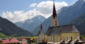  Holzgau im Frühling - Kirche Blick talabwärts
