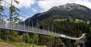  Holzgau im Frühling - Hängebrücke