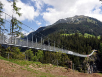 Holzgau im Frühling - Hängebrücke