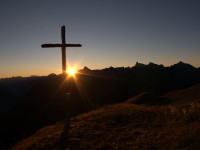 Sonnenaufgang und Gipfelkreuz