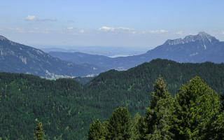  Das Alpenvorland mit Forggensee und Saeuling