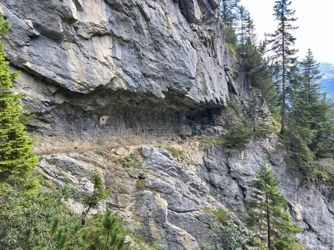  Felsdurchschlag am Abstiegsweg (gut gesichert)