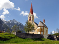 Holzgau im Frühling - Kirche