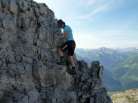 Seilversicherung vor dem Gipfel